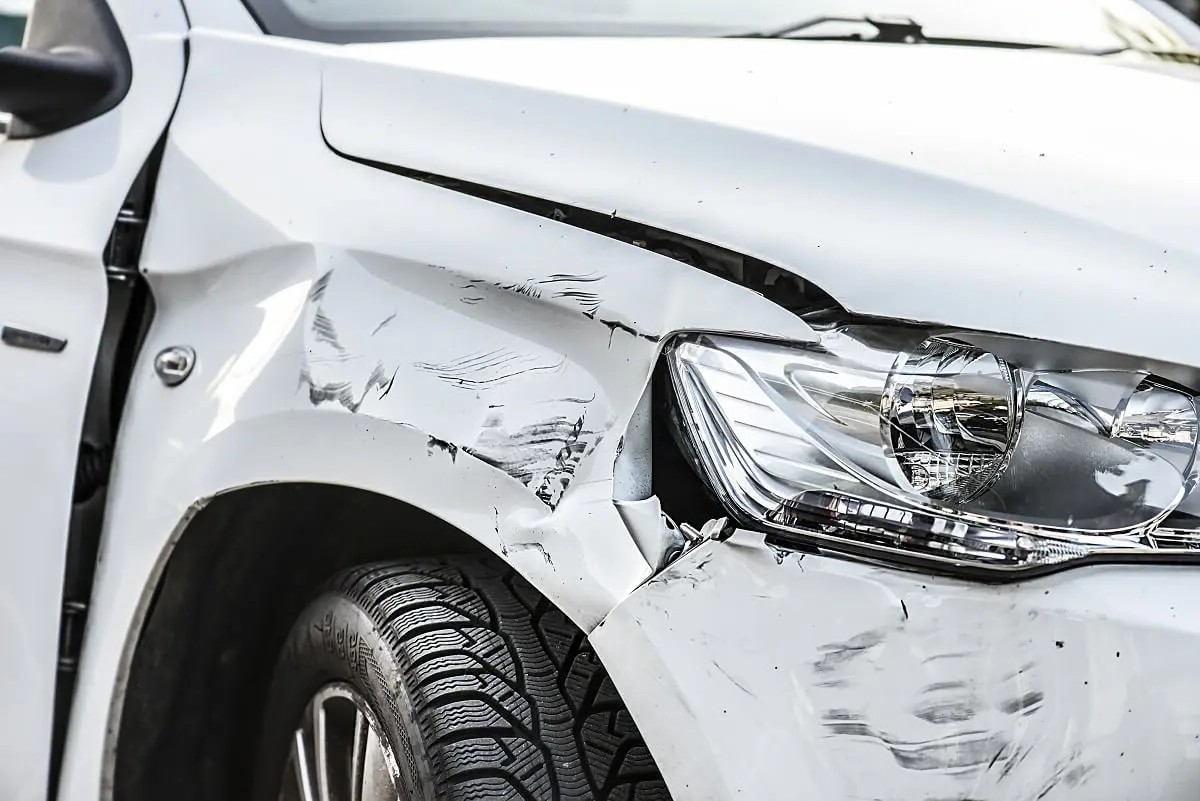 Авто після ДТП з пошкодженим крилом