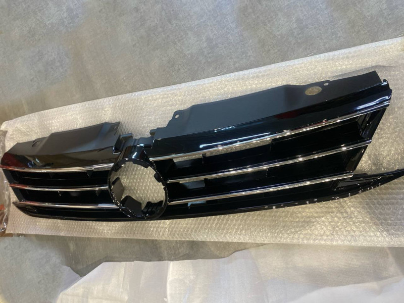 Решітка радіатора  VW Jetta VI 2015-2018 рестайлінг, чорна/хром (FPS) 5C6853651AHQWA