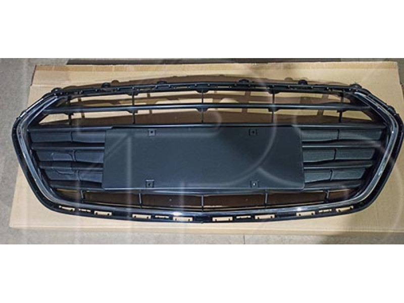 Решітка переднього бампера середня Chevrolet Trax 17- (Тайвань) з хром молдингом