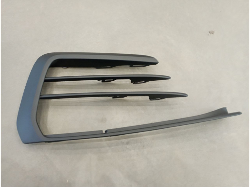 Решітка переднього бампера права VW Golf 7 GTI 17-20 хетчбек (Тайвань) 5G0853666P9B9