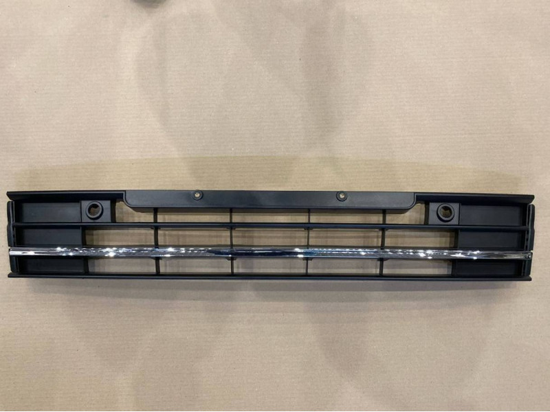 Решітка в бампер середня VW Passat B8 2015-2019 USA FPS з отв. під п/тронік