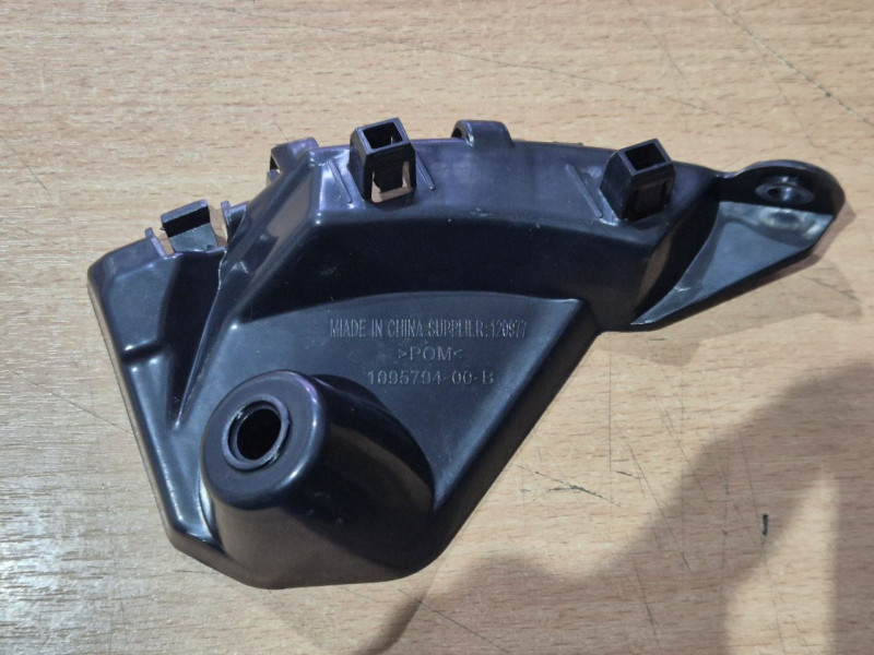 Кріплення праве (передній бампер на крило) Tesla Model X 2015- Китай 1095794-00-B