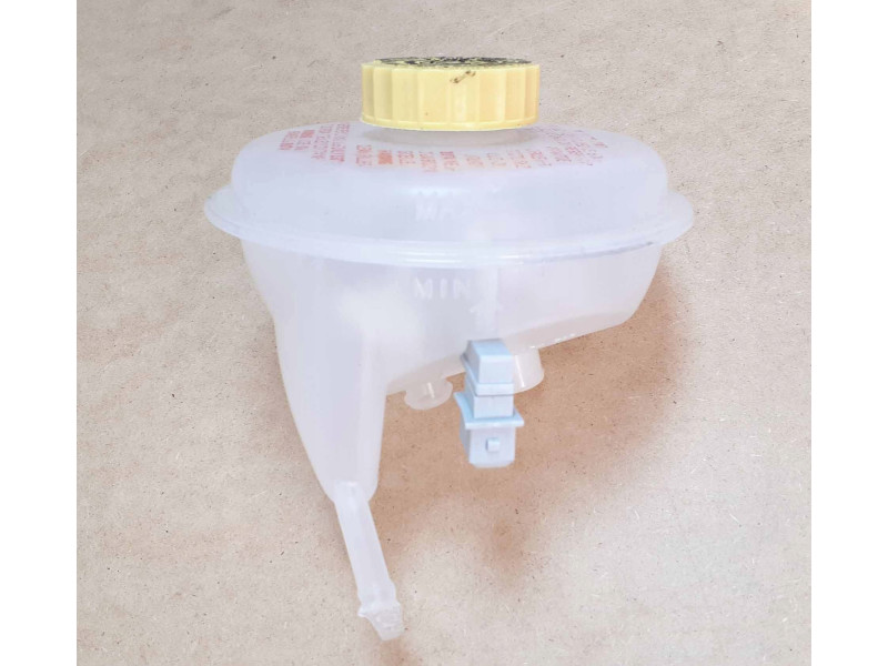 Бачок головного гальмівного циліндра VW Passat B5, Audi A100 C4, A4 B5, A6 C5 VIKA 16110085301