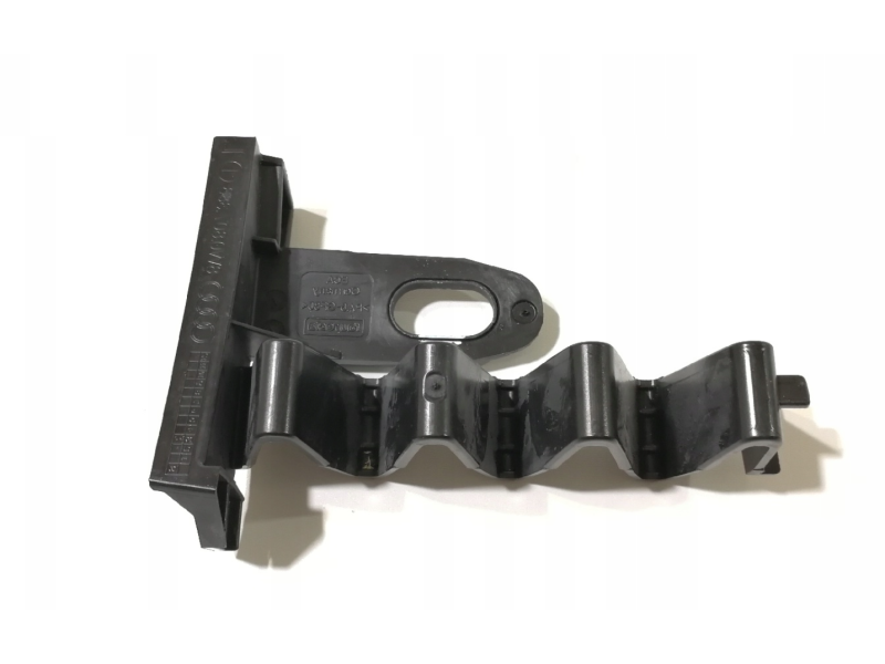 Кріплення переднього бампера праве Audi A4 B9 2016- VAG 8W0807334