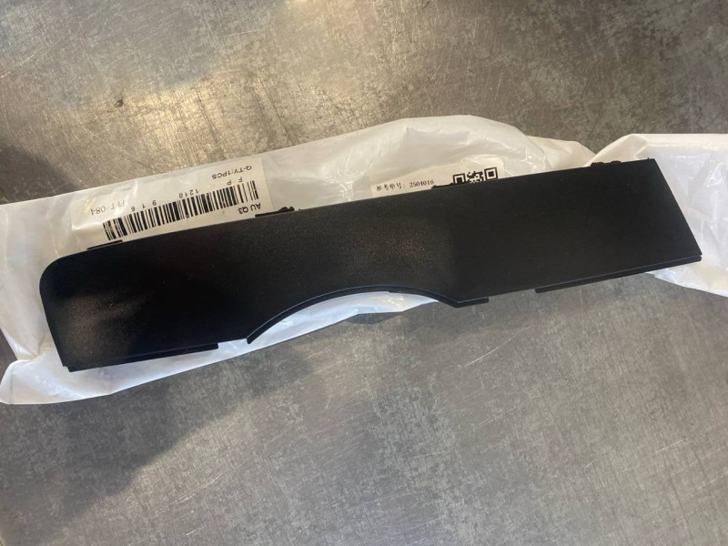 Накладка бампера права Audi Q3 11-15 (Тайвань) над решіткою