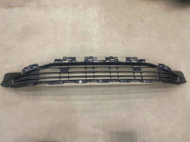 Решітка бампера нижня середня Audi Q4 E-tron 2021- FPS 89A8076839B9