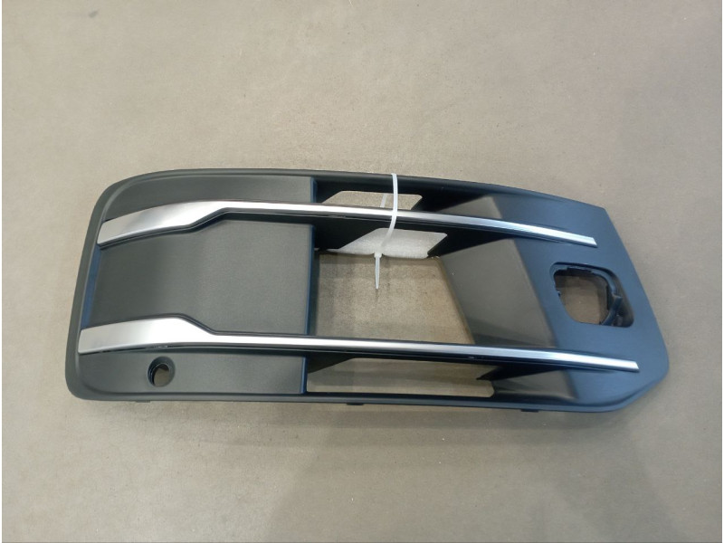 Решітка переднього бампера права Audi Q7 15-20 (Тайвань) з отв. під п/тронік 4M0807682Q 