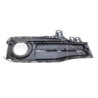 Решітка в бампер права BMW 3 F30 Sport 16-19 (Тайвань) з отв. під ПТФ