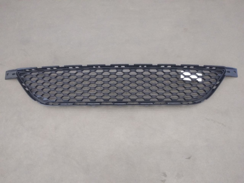 Решітка переднього бампера середня Dodge Dart 12-16 (Тайвань) 68081409AA