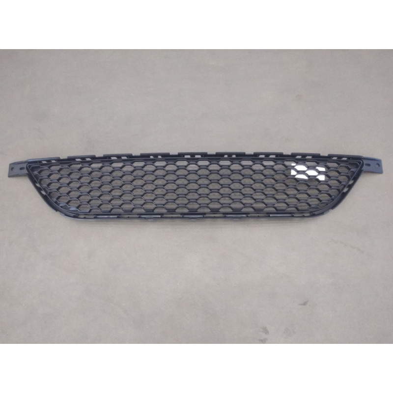 Решітка переднього бампера середня Dodge Dart 12-16 (Тайвань) 68081409AA