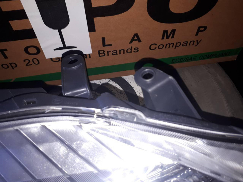 Фара передня права Toyota Corolla E15 07-09 (TYC) мех./електрична, галоген 8113012A60