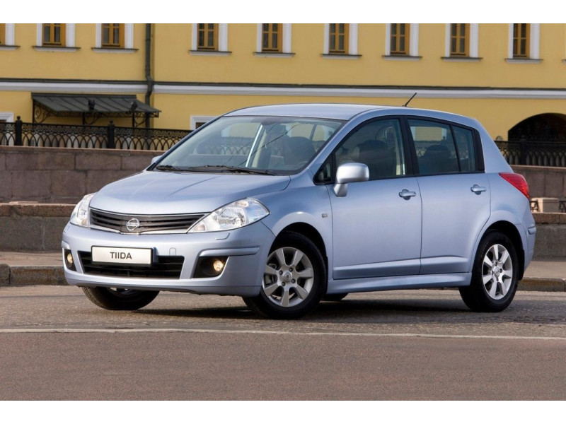 Скло дверне переднє праве Nissan Tiida 05-12 седан/хетчбек (Sekurit)