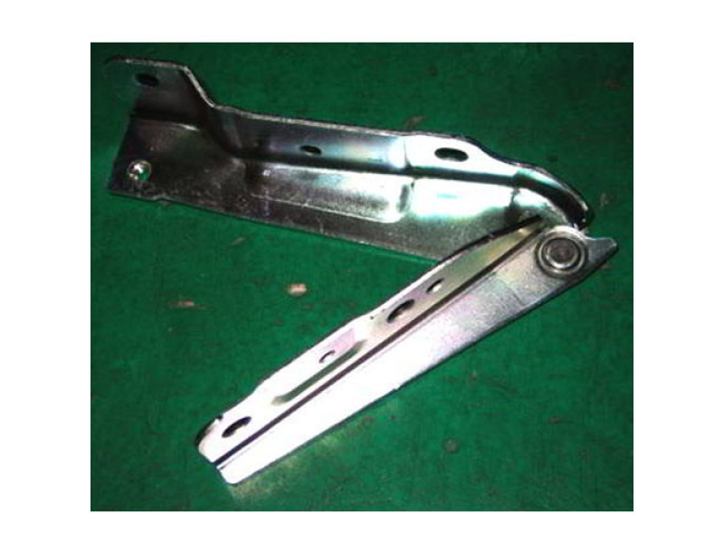 Завіс (петля) капота правий SsangYong Rexton 06-12 OE 6182008001