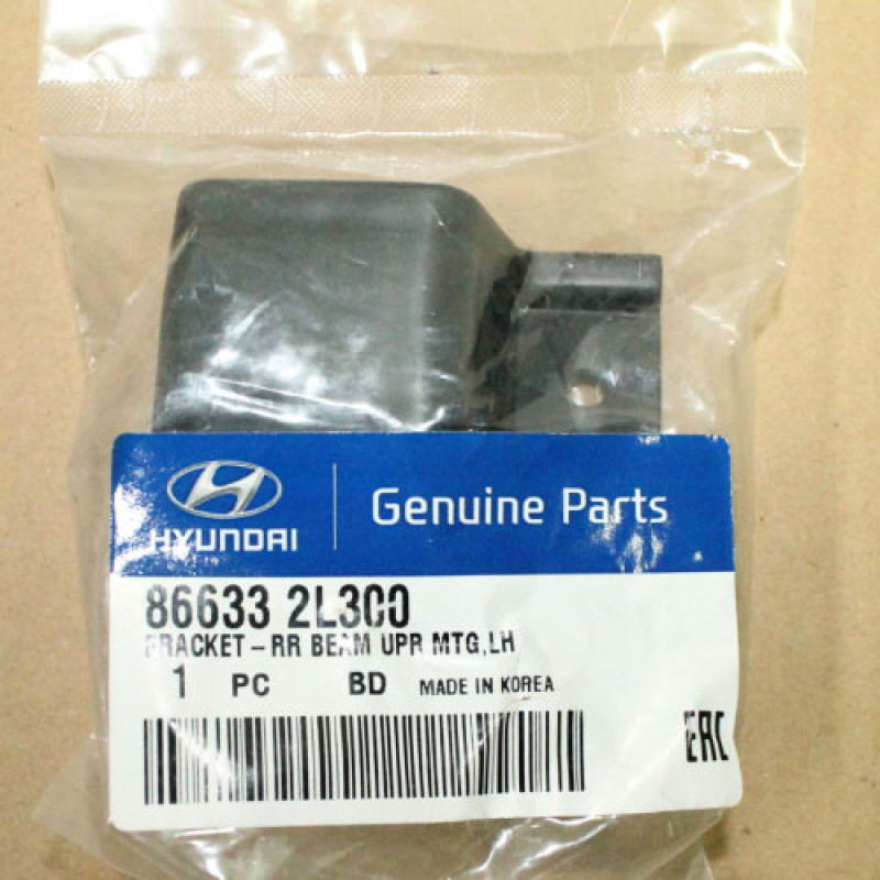 Кріплення заднього бампера середній Hyundai i30 2010-2012  866352L300