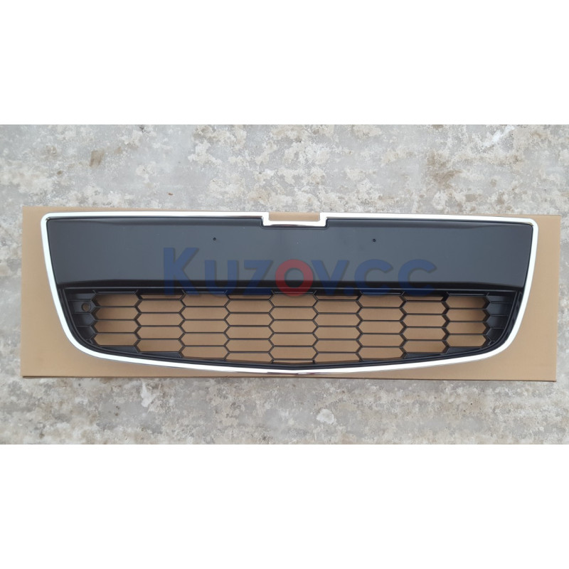 Решітка радіатор нижня Chevrolet Aveo T300 12-16 рамка хром. (FPS) 95019923