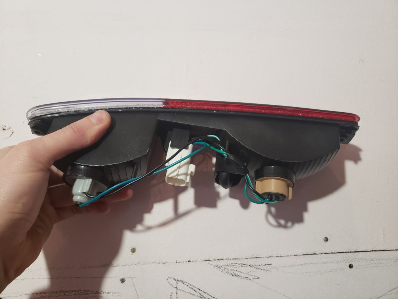 Ліхтар задній в бампер правий Mitsubishi Pajero Wagon 3 03-07 (FPS) червоно-білий MN133776