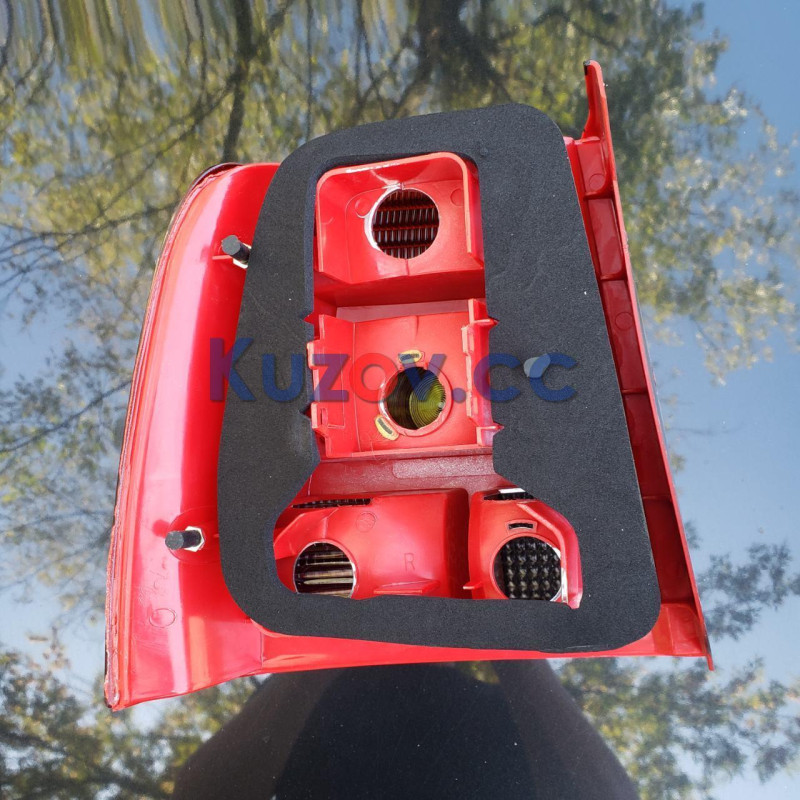 Ліхтар задній VW Passat B5 97-00 седан, правий (білий задній хід) (FPS) 3B5945112H