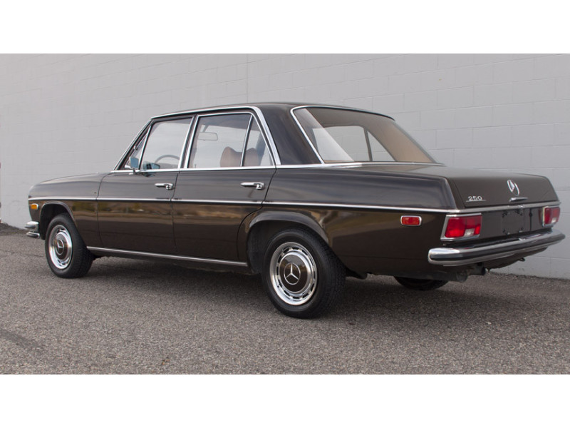 Задня панель Mercedes W114, W115 седан 68-76 (Klokkerholm)