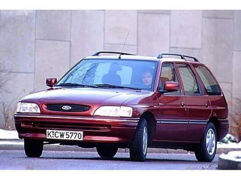 Бампер задній універсал Ford Escort 6 Turnier 95-00 LKQ 7400104