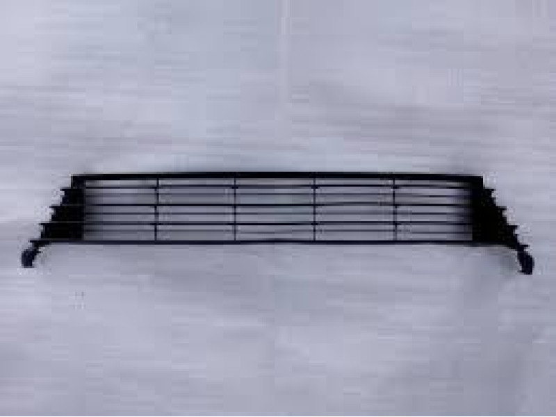 Решітка переднього бампера середня Toyota Corolla E18 16- (Tempest) 5311202540