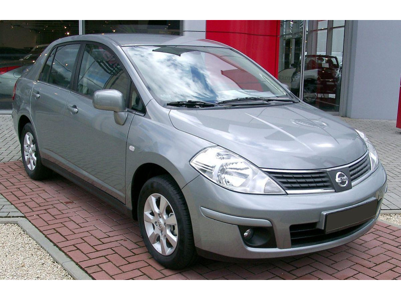 Решітка радіатора ліва (сітка) Nissan Tiida 2005-2012 арабка FPS 62330ED000