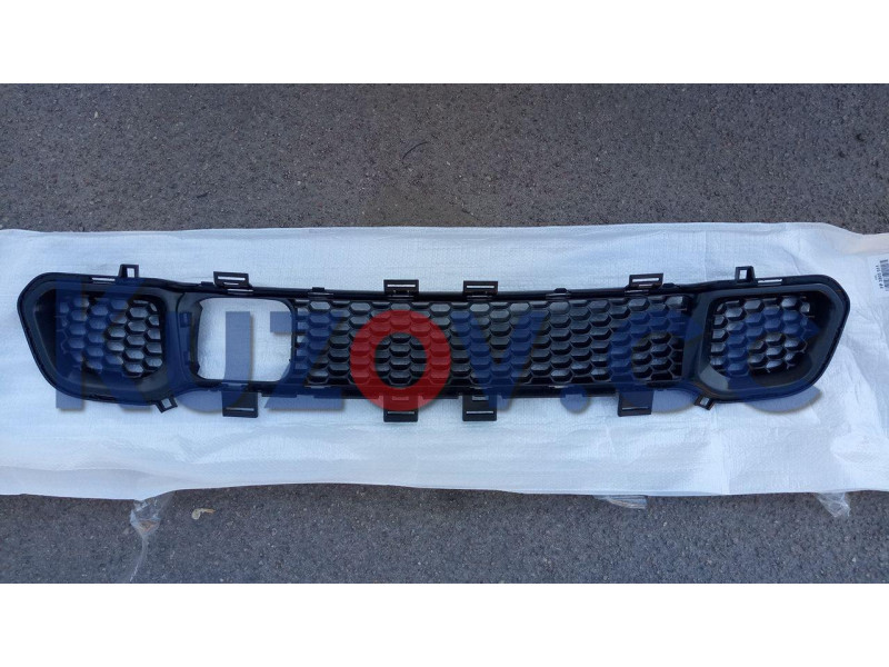 Решітка бампера середня чорна Jeep Cherokee KL 13-18 (FPS) з отв. під круїз 68203217AA