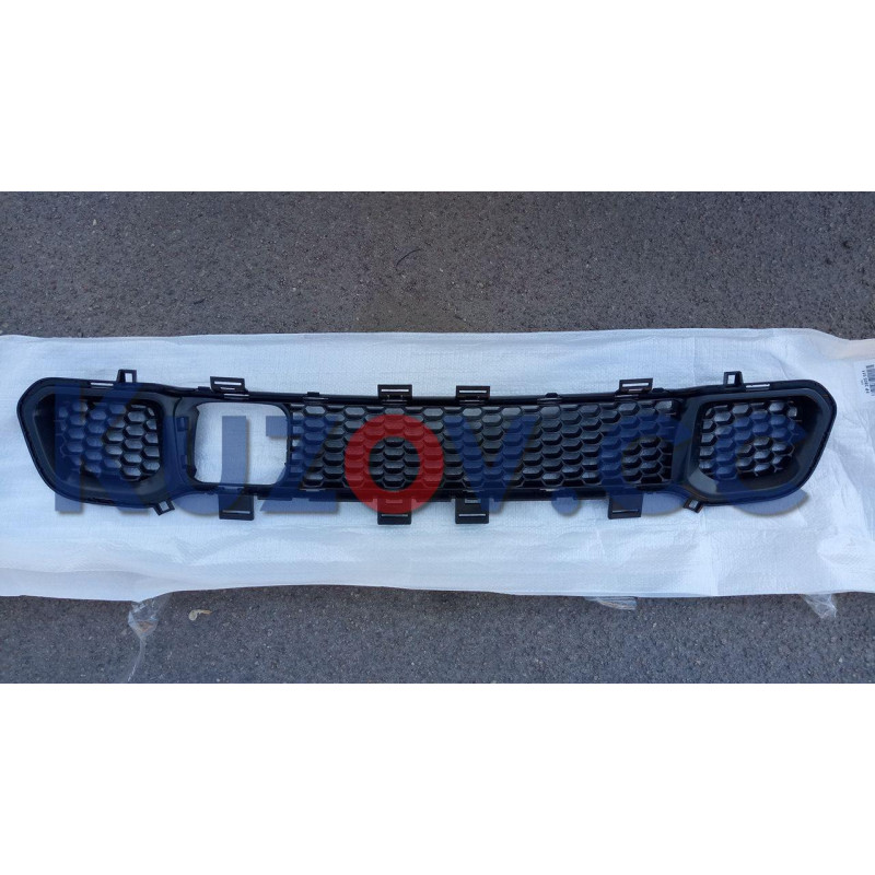 Решітка бампера середня чорна Jeep Cherokee KL 13-18 (FPS) з отв. під круїз 68203217AA