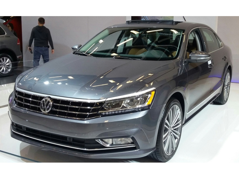 Решітка бампера ліва VW Passat B8 USA 15- (LKQ) 561854661LRYP