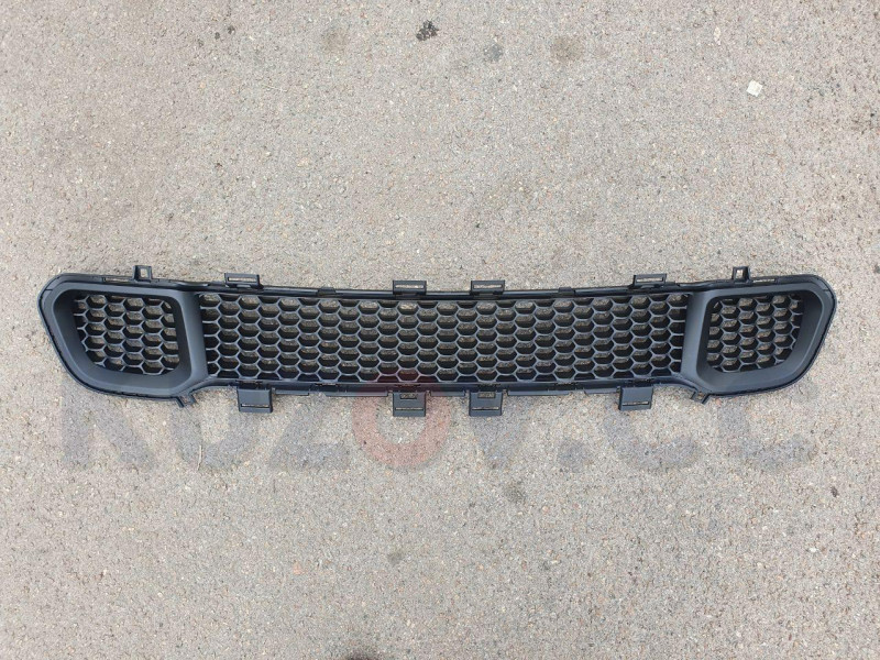 Решітка бампера середня чорна Jeep Cherokee KL 13-18 (FPS)