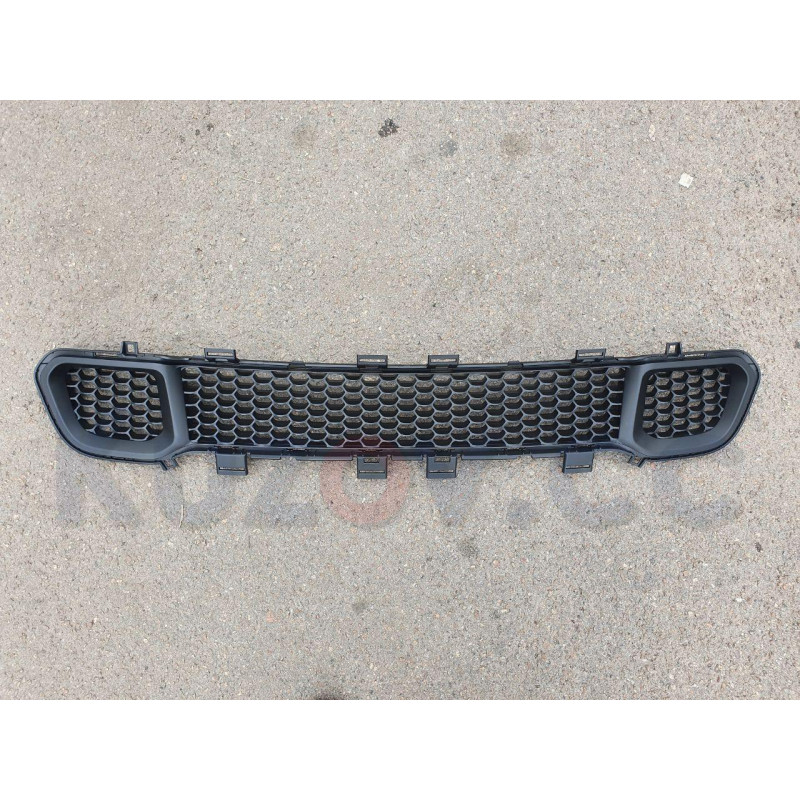 Решітка бампера середня чорна Jeep Cherokee KL 13-18 (FPS)