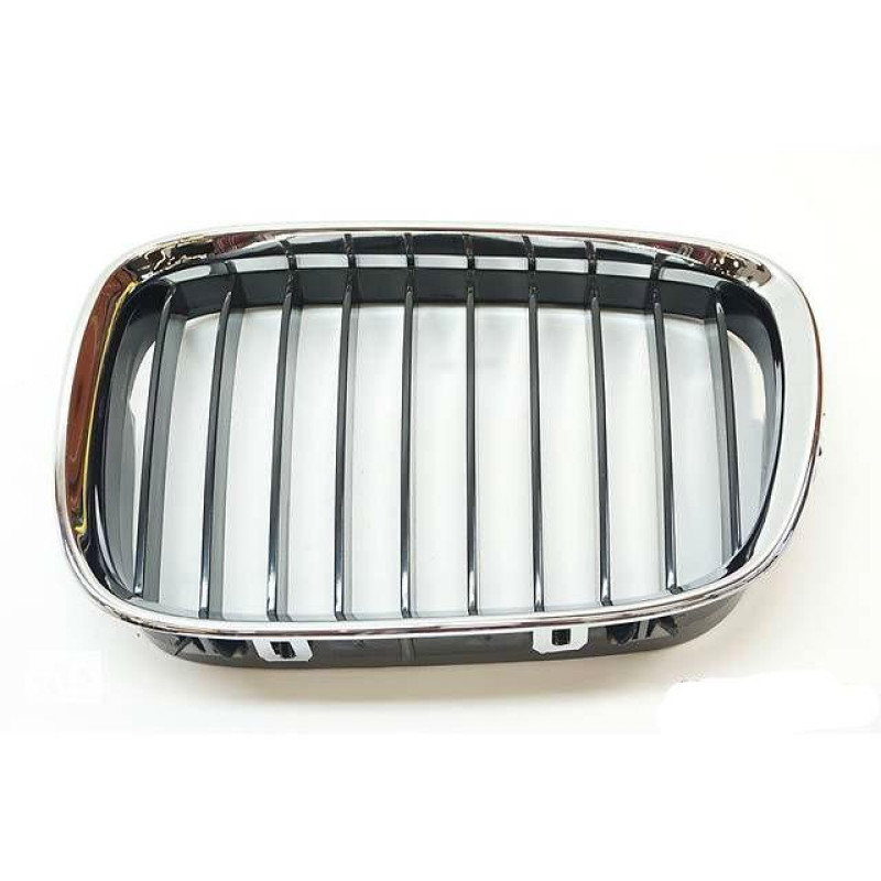 Решітка в капоті права BMW 5 E39 (Tempest) 51132497262