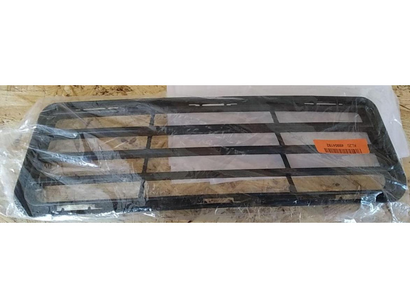 Решітка бампера передня середня Toyota Camry XV50 11-14 USA (Tempest)