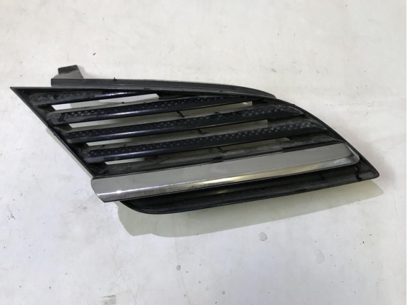 Решітка радіатора права Nissan Primera (P12) 02- (Elit) 62330AU300