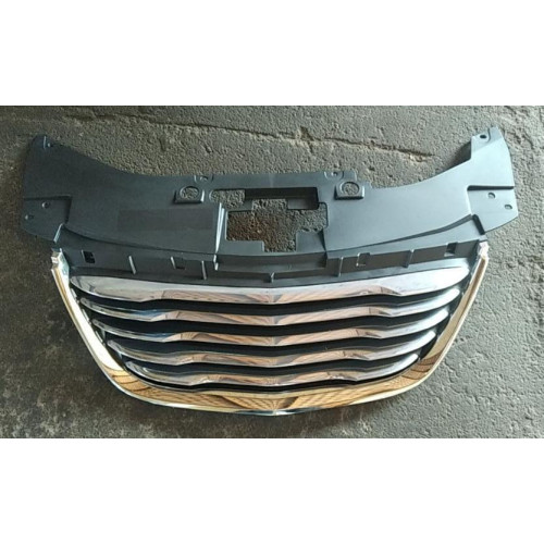 Решітка радіатора Chrysler 200 2010-2014 (LKQ) 68102305AE