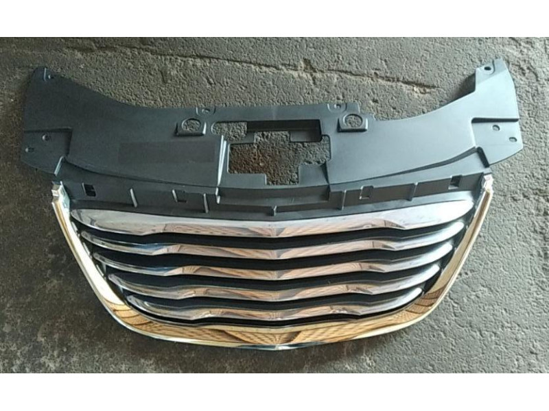 Решітка радіатора Chrysler 200 10-14 (LKQ) 68102305AE