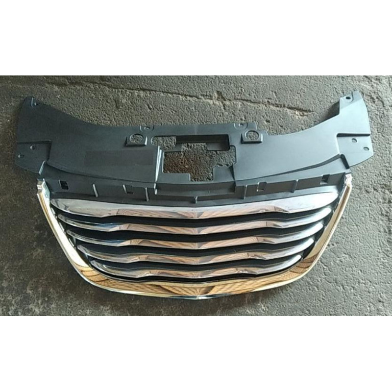 Решітка радіатора Chrysler 200 10-14 (LKQ) 68102305AE