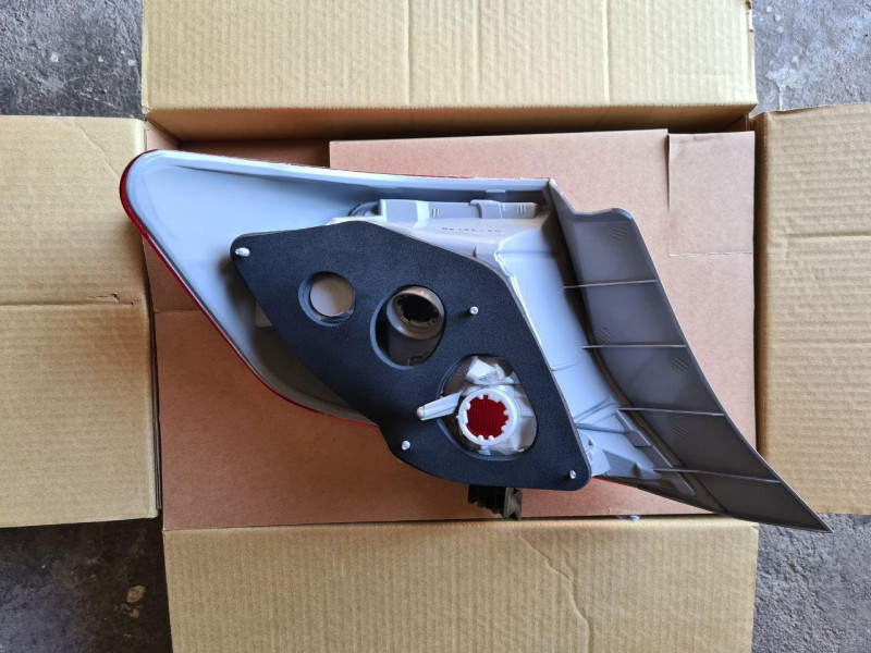 Ліхтар задній правий внутрішній Toyota Camry XV50 USA 11-14 (Китай) 8158106400