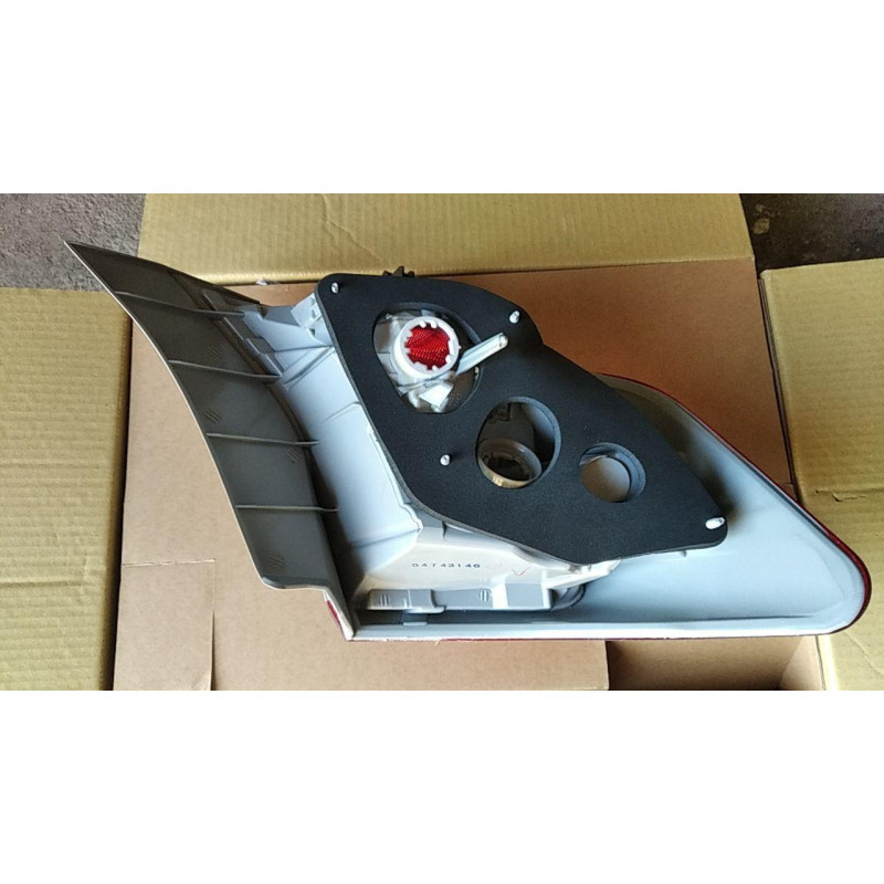 Ліхтар задній правий зовнішній Toyota Camry XV50 USA 11-14 (TYC) 8155106490