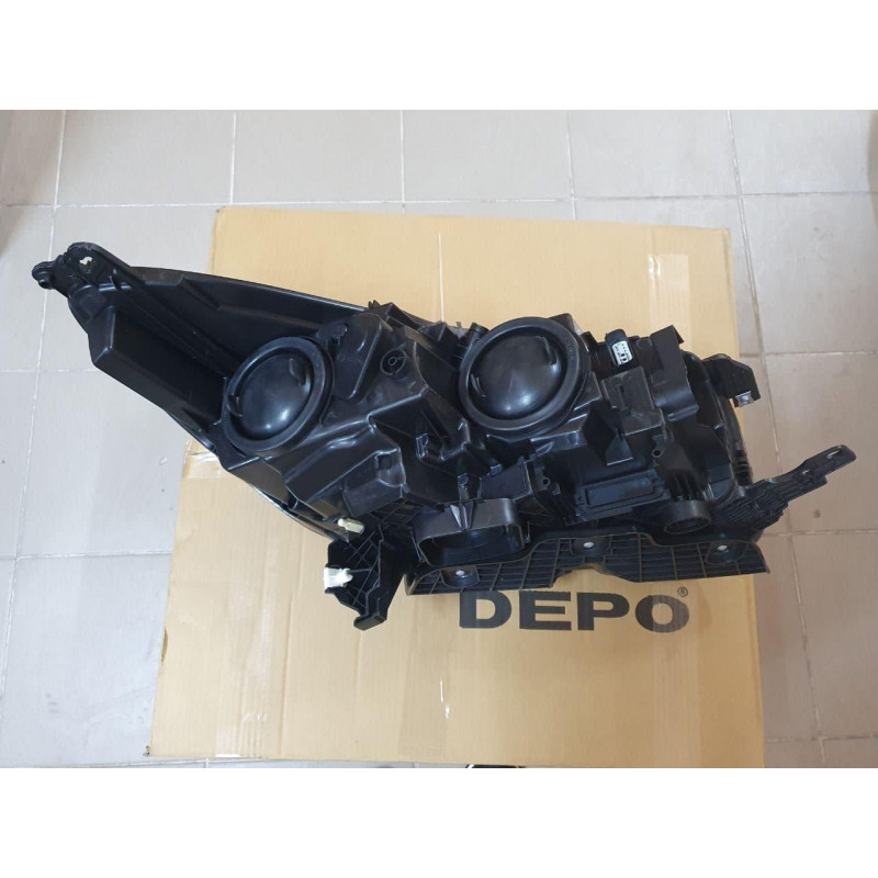Фара передня права Ford Kuga 16-20, Escape 16-20 (TYC) галоген  LED, жовта вставка GJ5Z-13008-C
