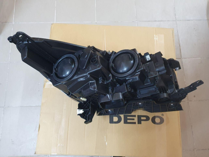 Фара передня права Ford Kuga / Escape 2016- (Depo) жовта вставка