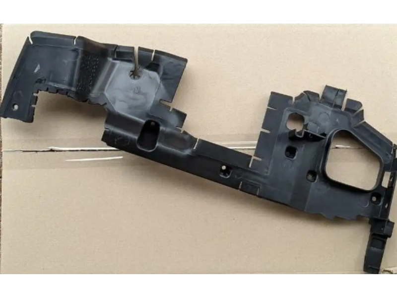 Дефлектор радіатора правий Jeep Compass 2017- Тайвань 68244560AC