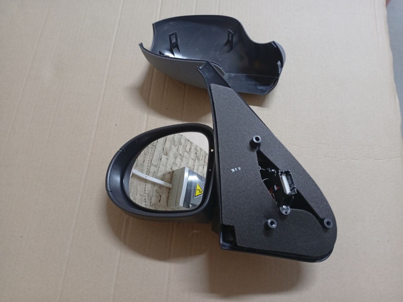 Дзеркало бокове ліве Renault Symbol 2008-2013 (LKQ) 7701067340