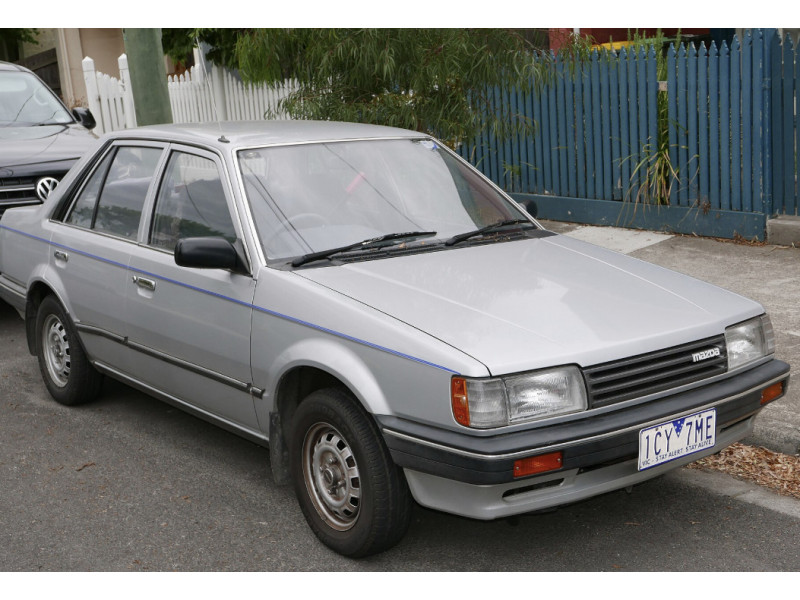 Габаритний ліхтар лівий Mazda 323 BF 1985-1987 жовто-білий TYC 8BB151100
