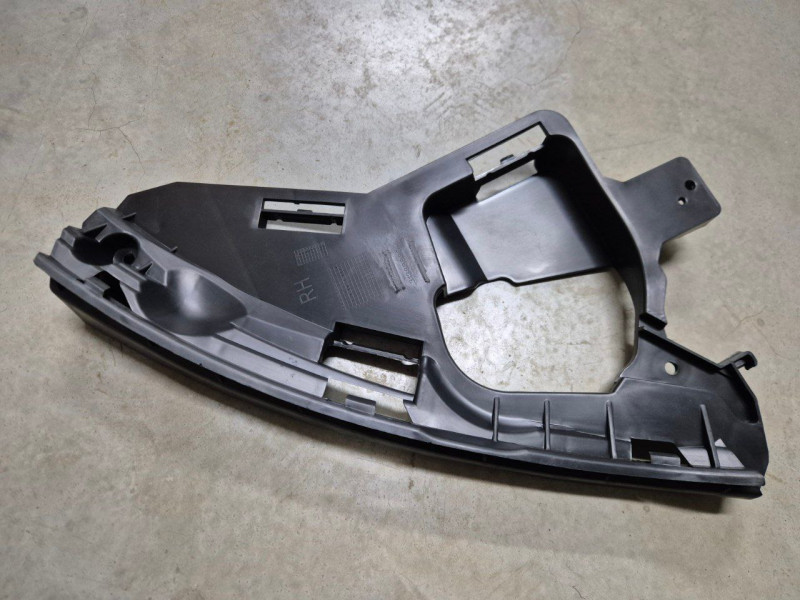 Кріплення переднього бампера праве під фарою Volvo XC60 2013-2017 Тайвань 31383886