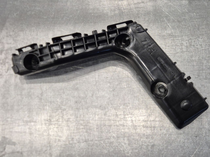 Кріплення праве переднього бампера Toyota Corolla E18 2013-2016 FPS 5211502250