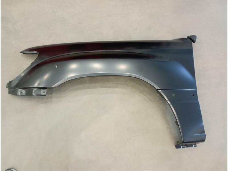 Крило переднє ліве Toyota Land Cruiser 100 98-08 (Тайвань) без отв. під повт. 538126A120