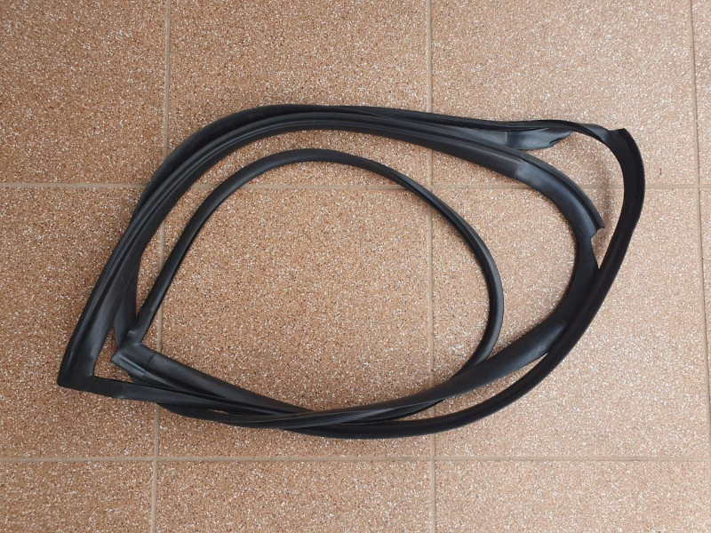 Молдинг лобового скла Opel Vectra A 1988-1995 резинка переднього скла