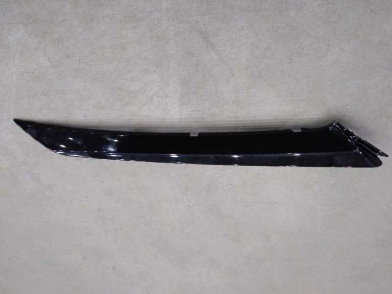 Молдинг переднього бампера під фарою правий Toyota Camry XV70 XSE 21- (Тайвань) чорний глянець 5271206200