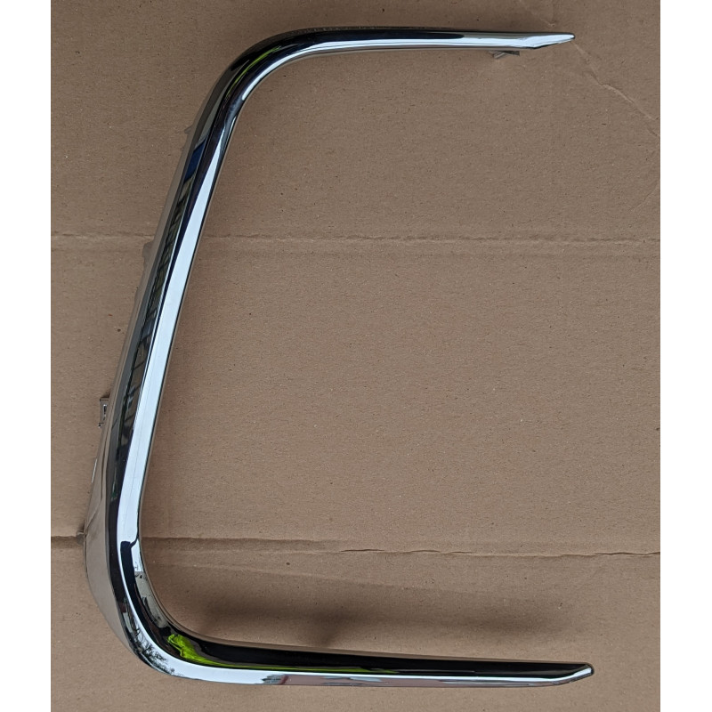 Молдинг хром переднього бампера правий Toyota Corolla E21 19- Європа (Тайвань)