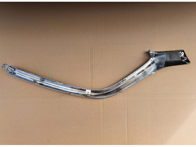 Молдинг решітки радіатора правий Mazda 3 BM 16-18 (Тайвань) хром BANE507J1